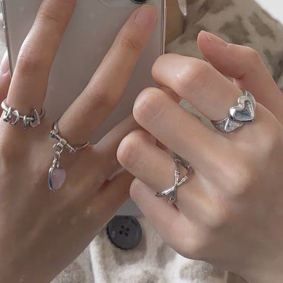 Chọn nhẫn theo dáng ngón tay cho cả nam và nữ chuẩn nhất