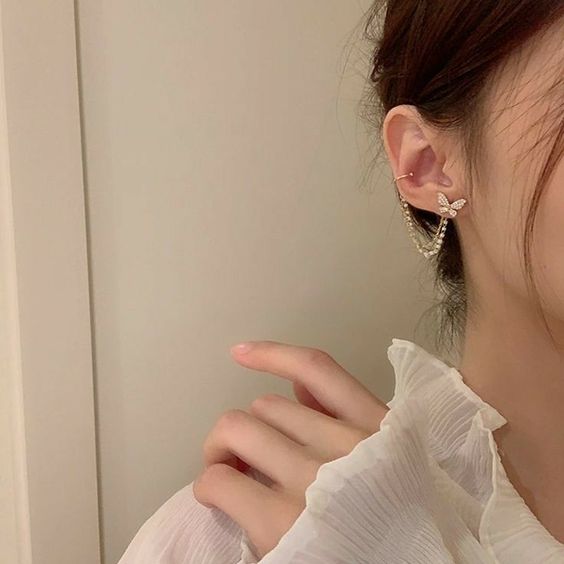 Đeo bông tai bên phải có ý nghĩa gì?