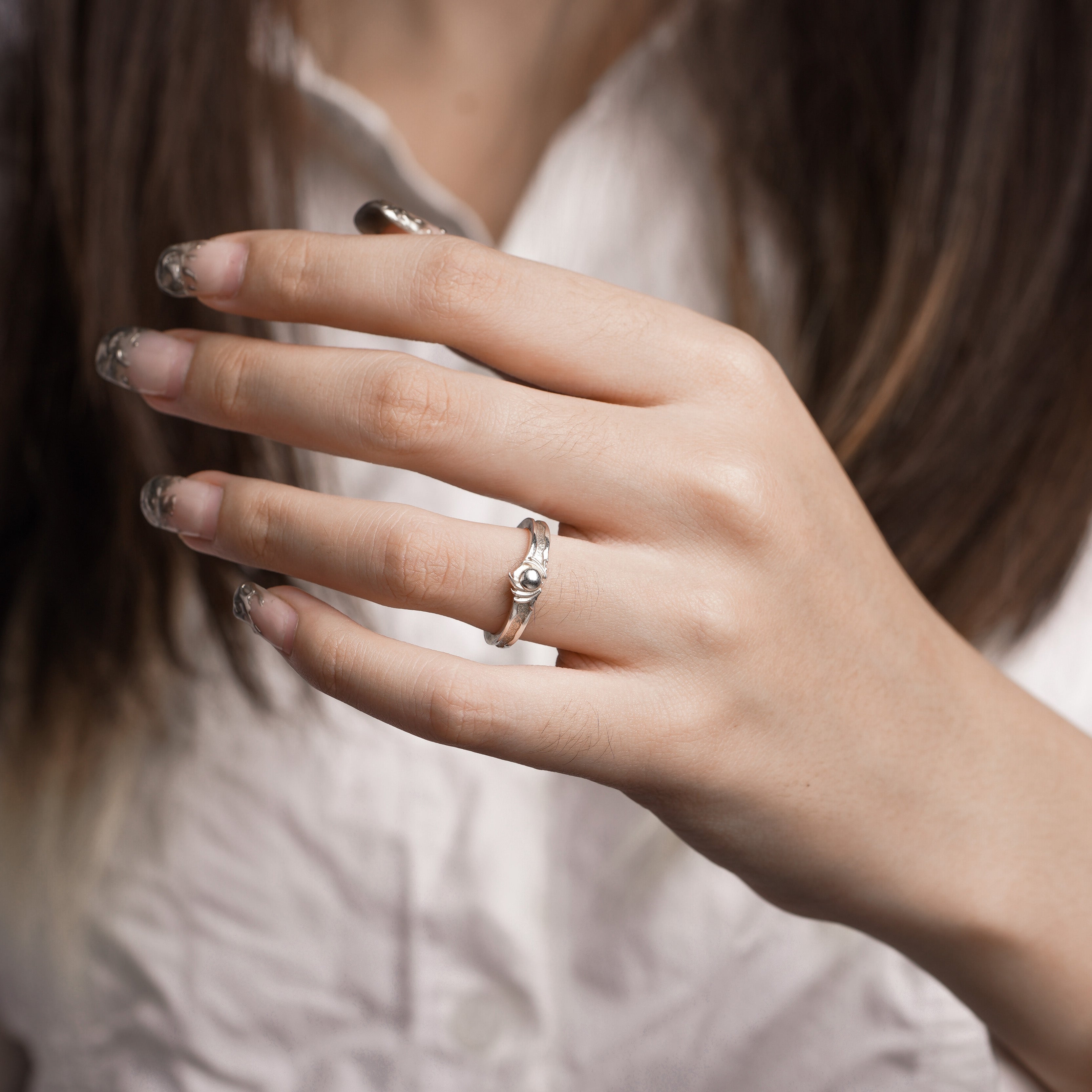 Nhẫn bạc nữ đính đá đẹp – Cân nhắc gì trước khi mua?