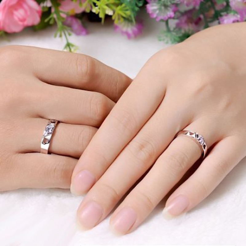 Đeo 2 nhẫn trên 2 bàn tay có sao không?