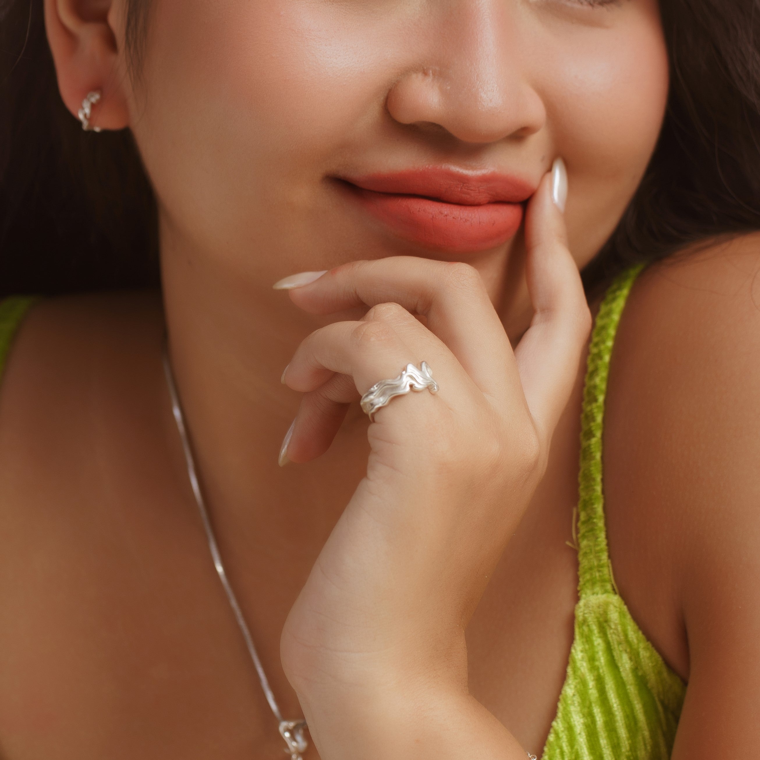 Nhẫn bạc nữ đeo ngón út – Chọn nhẫn theo mệnh để hút tài lộc