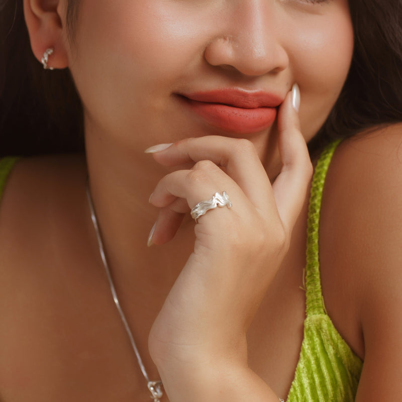 Nhẫn bạc nữ đeo ngón út – Chọn nhẫn theo mệnh để hút tài lộc