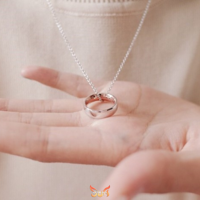 Ý nghĩa đeo nhẫn cưới vòng cổ? Có nên đeo nhẫn vào cổ không?