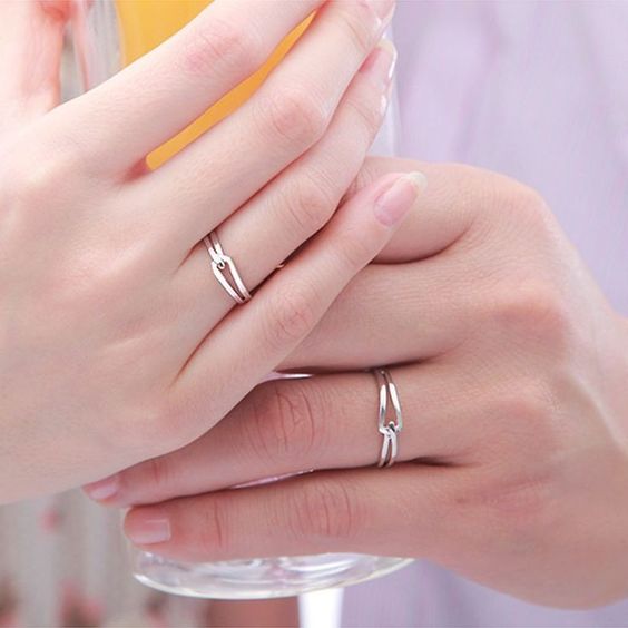 Đeo nhẫn ngón áp út có ý nghĩa gì? Đeo nhẫn áp út tay trái hay tay phải